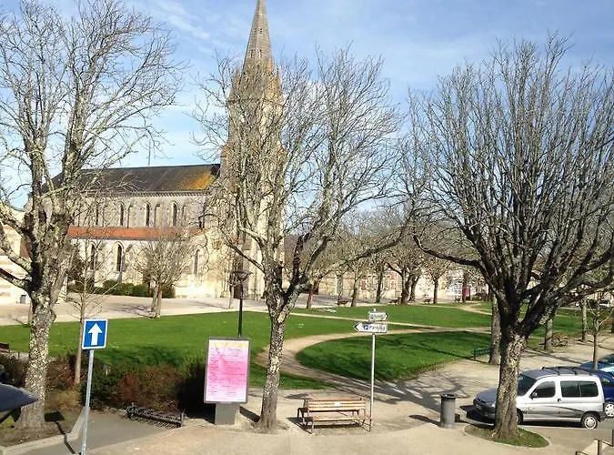 Bar Restaurant D'hourtin מלון *